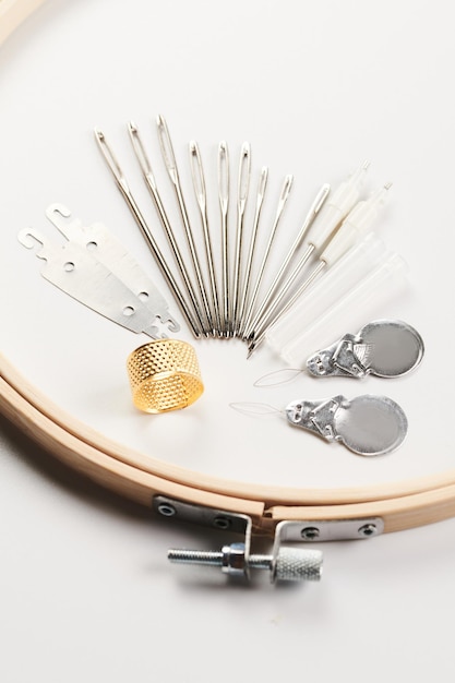 zestaw do haftu: igła, nici, tamborek